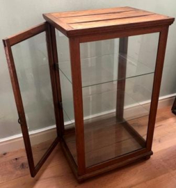 Antieke houten vitrinekast  (Epe)
