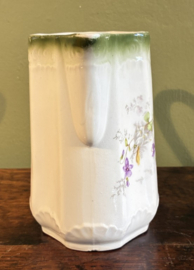 Antieke porseleinen kan met paarse viooltjes – Jugendstil (ca. 1900)