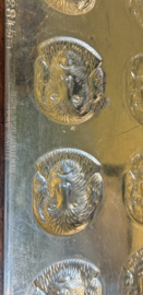 Prachtige set van 6 vintage metalen chocoladevormen / bonbonvormen