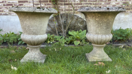 Set van 2 Antieke/Brocante Betonnen Tuinvazen – Medici model