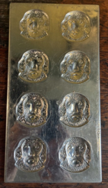 Prachtige set van 6 vintage metalen chocoladevormen / bonbonvormen