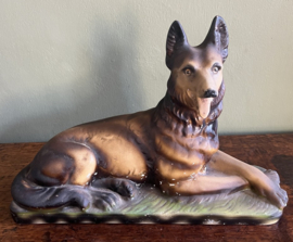Antiek/Vintage Gipsen Beeld Liggende Duitse Herder – Art Deco Periode (Epe)