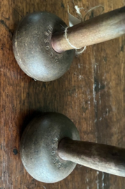 antieke houten dumbbells