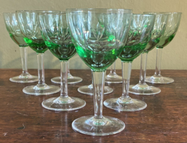 Set van 10 Antieke Elzas Wijnglazen – Groen Geslepen Glas / Roemers