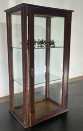 Antiek Eiken Vitrinekastje – Met Authentiek Glas & Verfijnd Snijwerk (Epe)