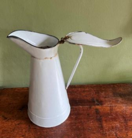 Vintage emaille kan met schenktuit en deksel