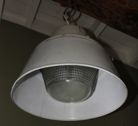 Industriele lamp met glas en kap