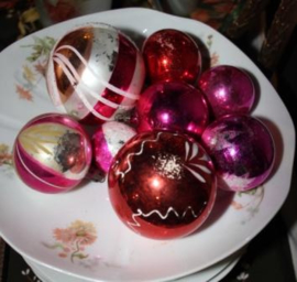 Diverse oude kerstballen rood/roze