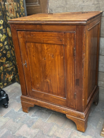 Antiek houten kastje met klep en deurtje (Epe)
