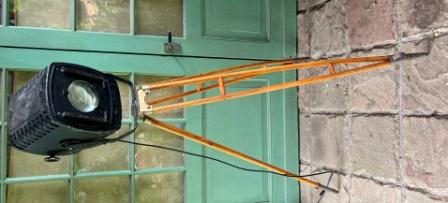 Vintage Theater lamp op houten driepoot