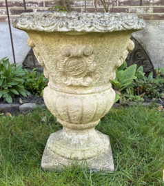 Karaktervolle Antieke Stenen Tuinvaas – Barokke Campana-stijl