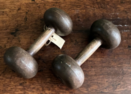 antieke houten dumbbells