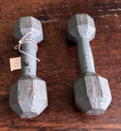authentieke vintage gietijzeren dumbbells.
