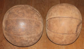 Oude lederen vintage gymnastiek ballen; Medicine ball's