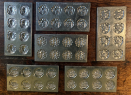 Prachtige set van 6 vintage metalen chocoladevormen / bonbonvormen