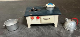 Oud metalen poppenhuis fornuis