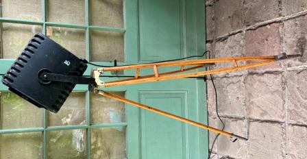 Vintage Theater lamp op houten driepoot