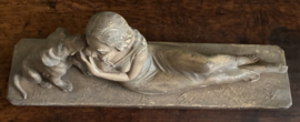 Art Deco sculptuur  liggende dame in jurk, vergezeld door hond.