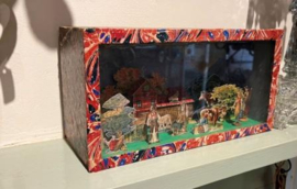 Antiek kijkkastje / diorama met boerenerf