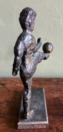 Prachtig Gesigneerd Bronzen Beeld – Voetballer in Actie