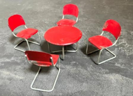 Poppenhuis tafels met stoelen
