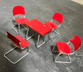 Poppenhuis tafels met stoelen