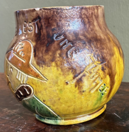 Antieke Franse Barbotine Tabakspot "La Vie est une Fumée" – c. 1900