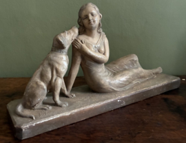 Art Deco sculptuur  liggende dame in jurk, vergezeld door hond.