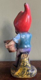 Antieke gipsen Tuinkabouter met Mand – Handbeschilderd – ca. 1940