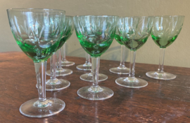 Set van 10 Antieke Elzas Wijnglazen – Groen Geslepen Glas / Roemers