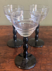 Set van 3 Originele Art Deco Wijnglazen – Zwarte Geparlede Stam & Ringen