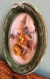 Antiek ovale lijst met gedroogde bloemen