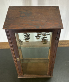 Antiek Eiken Vitrinekastje – Met Authentiek Glas & Verfijnd Snijwerk (Epe)