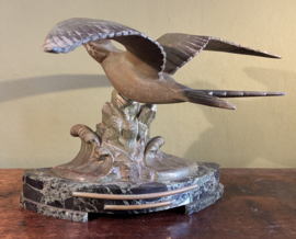 Antieke Franse Art Deco Sculptuur - Vliegende Zwaluw/Meeuw op Marmeren Voet (ca. 1930)