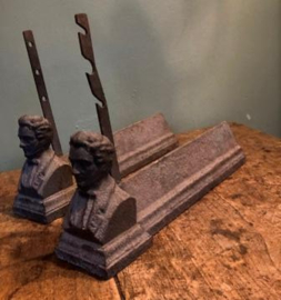 Set gietijzeren haardbokken