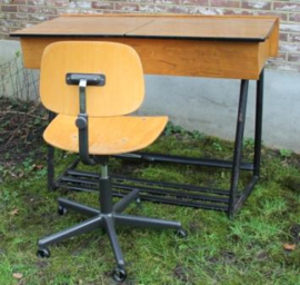 Oud vintage schooltafeltje met stoel