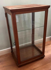 Antieke houten vitrinekast  (Epe)