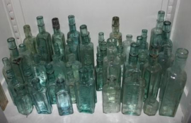 Diverse oude glazen flesjes.