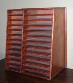 Oud houten bureau post sorteer kastje