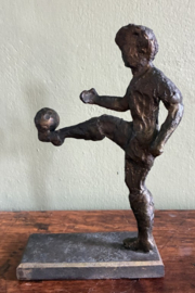 Prachtig Gesigneerd Bronzen Beeld – Voetballer in Actie
