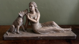 Art Deco sculptuur  liggende dame in jurk, vergezeld door hond.