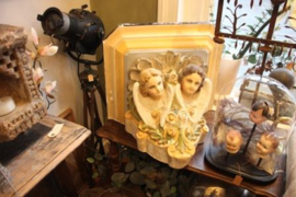Oude Console met Engelen in pasteltinten