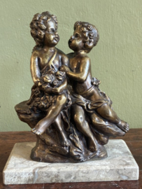 Antiek Beeld Twee Putti met Bloemen – Gesigneerd Aug. Moreau
