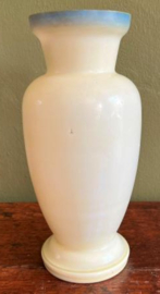 Vintage porseleinen vaas met handbeschilderde bloeme