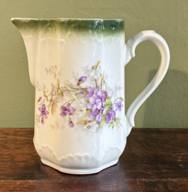 Antieke porseleinen kan met paarse viooltjes – Jugendstil (ca. 1900)