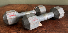 authentieke vintage gietijzeren dumbbells.