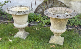 Set van 2 Antieke/Brocante Betonnen Tuinvazen – Medici model