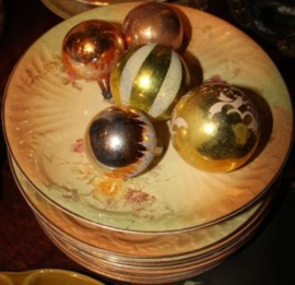 Diverse oude kerstballen goudkleurig