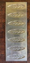 Prachtige set van 6 vintage metalen chocoladevormen / bonbonvormen
