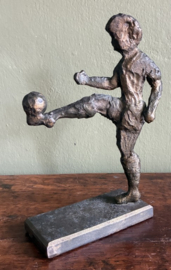 Prachtig Gesigneerd Bronzen Beeld – Voetballer in Actie